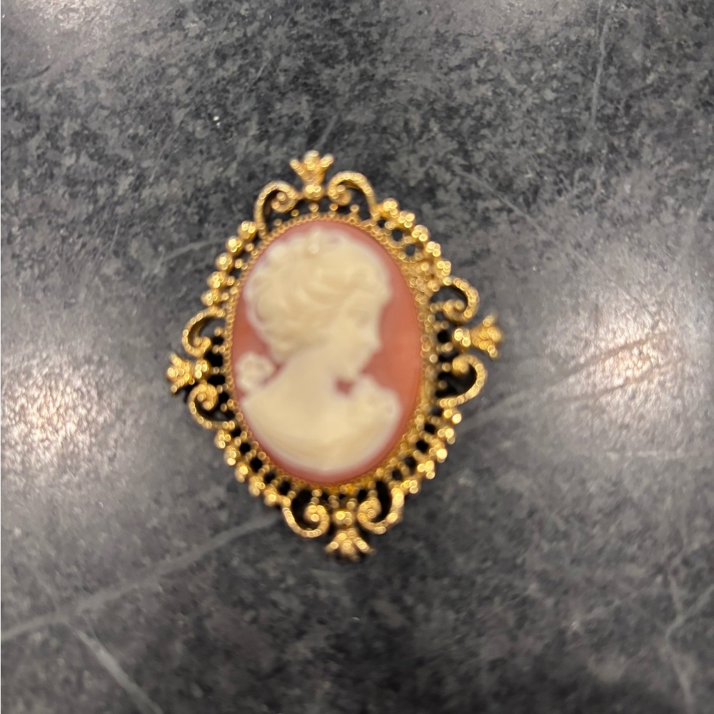 VINTAGE Avon Cameo with Perfume